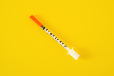 黄色背景为空胰岛素注射器