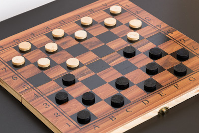 棋盘上的棋子和跳棋