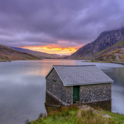 英国威尔士斯诺登尼亚国家公园，Llyn Ogwne和船坞的日出
