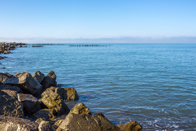海景与防波堤。黑海。