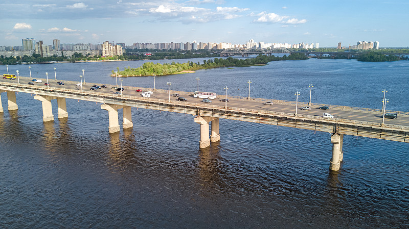 从上空俯瞰佩顿桥和第聂伯河，乌克兰基辅市