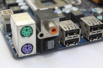 电脑主板USB和ps2插座关闭