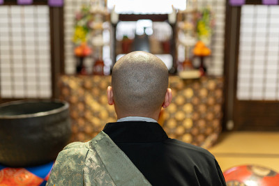 和尚在寺庙里祈祷