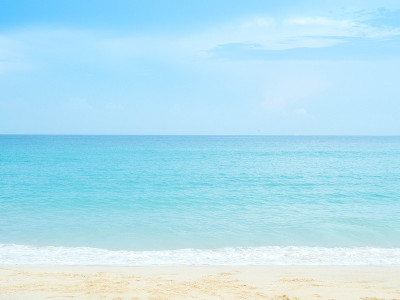 泰国普吉岛海滩上的蓝色海浪