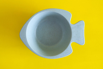 婴儿食品盘孤立在黄色背景。