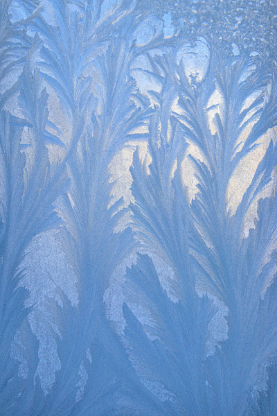 冬天冰冻窗户上的霜花。自然背景,纹理