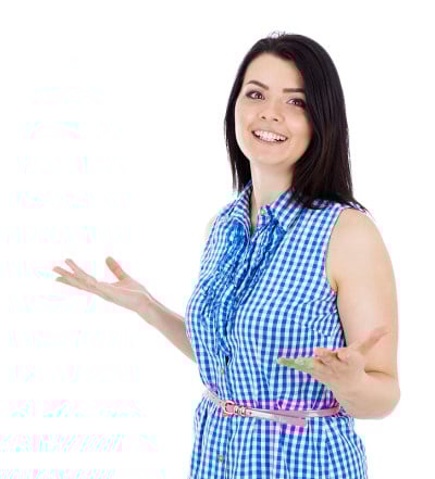 穿着衬衫的漂亮女孩微笑着看着镜头。