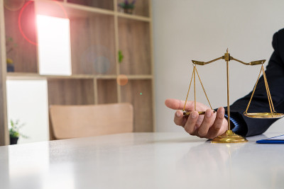 律师商人与工作场所的法律书籍，为律师的思想咨询与锤子和天平提出。