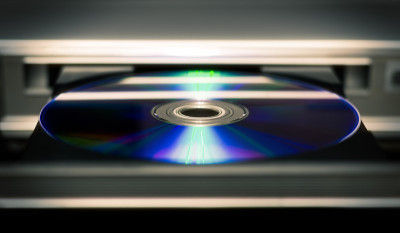 DVD光盘插入播放器