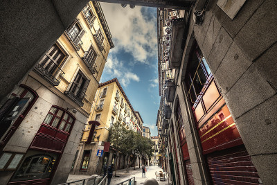 马德里市中心阴天风景如画的街道