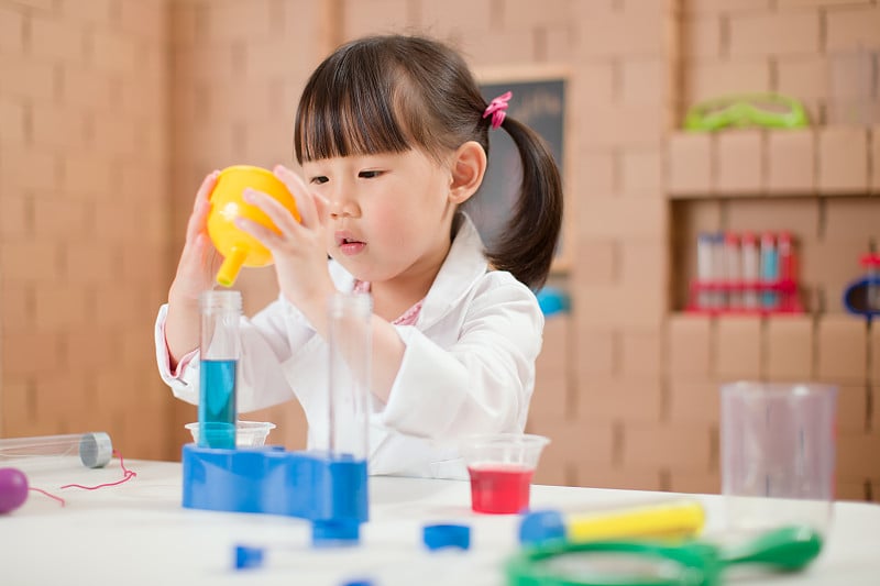 小女孩在家里做科学实验