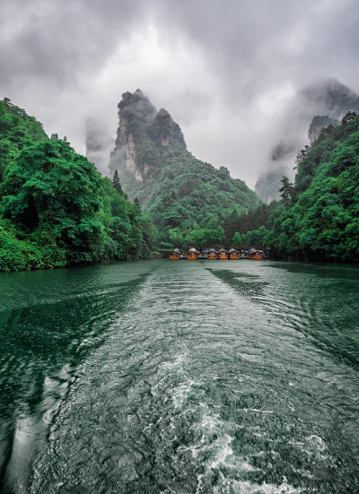 宝峰湖游船在云雾缭绕的雨天在武陵源，张家界国家森林公园，中国，亚洲