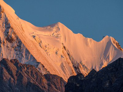 美丽的金色雪山，高山，稻城亚丁国家公园，中国，四川。