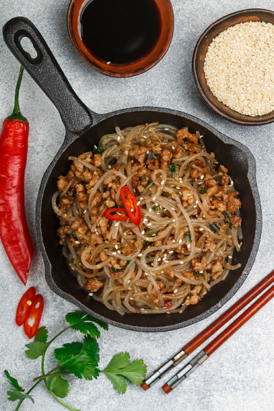 中国菜，淀粉玻璃面(米饭，土豆，豆类)与肉(猪肉或牛肉)，酱油，姜，芝麻，香菜，红辣椒。冷的或热的沙