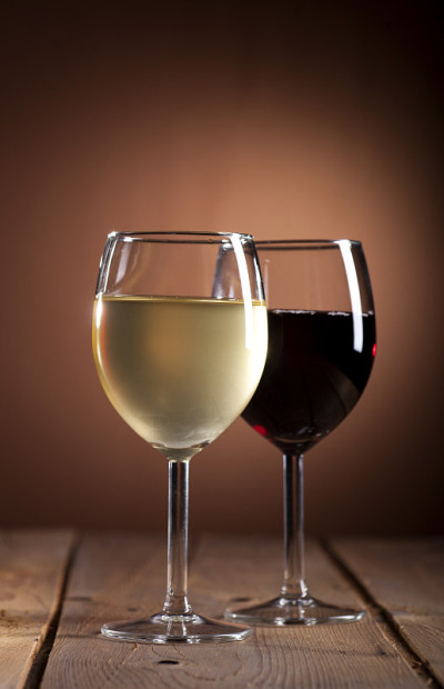 红和白葡萄酒杯