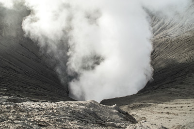 近距离火山口喷发