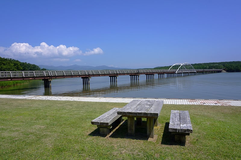 一座横跨珠山湖的大桥