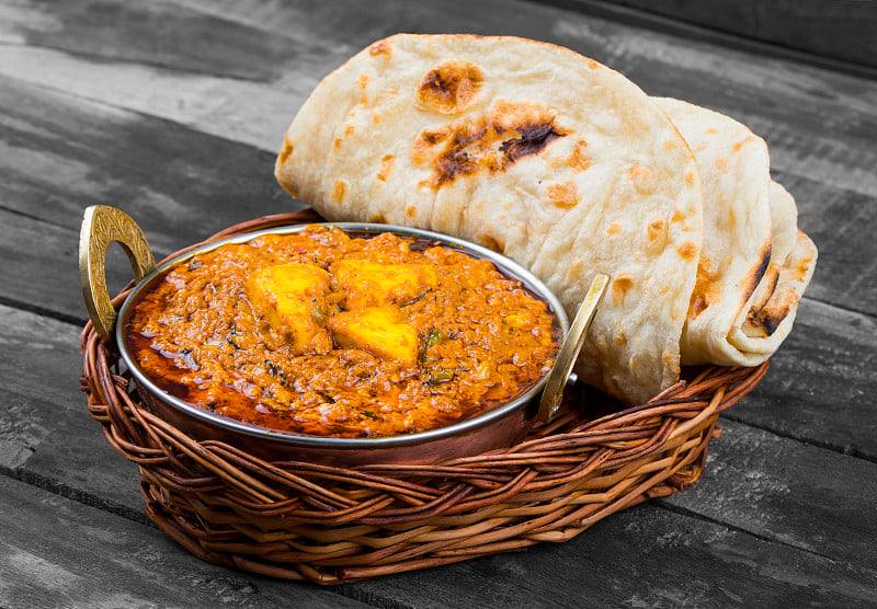 印度食物卡代奶酪与Dal Makhani, Tandoori或Papad在木制背景