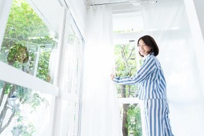 穿着睡衣的亚洲女人