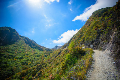 徒步到达西巴亚克火山山顶