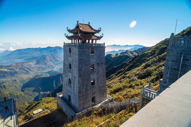 Thanh Van Dac Lo精神地标的宏伟钟楼，以风景优美的云雾山为背景，在Fansipan峰，