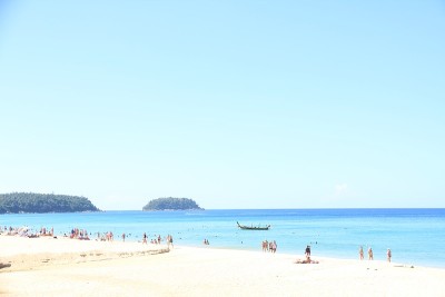 泰国普吉岛卡伦海滩的清晨场景