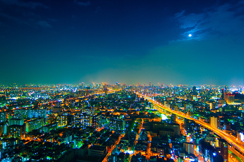 从高空鸟瞰夜城的景象。