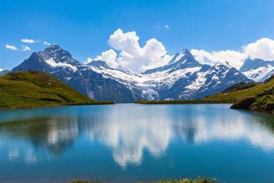巴恰尔普西和阿尔卑斯山的全景