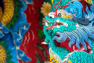 寺庙墙壁上的中国风格的龙雕塑。泰国曼谷。