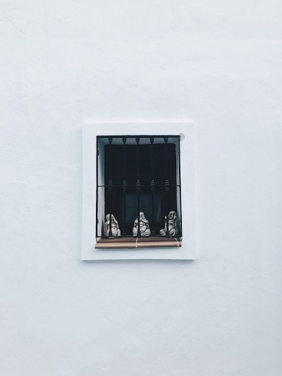三佛临窗