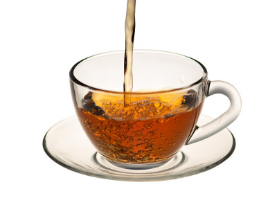一股茶流进茶杯里，孤立地