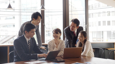 亚洲商务人士在办公室开会