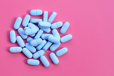 PrEP(接触前预防)。用于预防HIV在粉红色背景上。