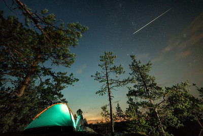 人们看着繁星点点的夜空和陨落的星星