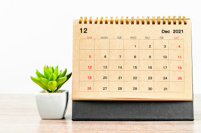 木桌上的2021年12月台历。