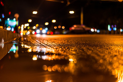 夜城雨后，观车行