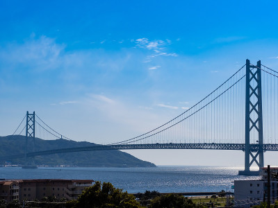 蓝天和明石海峡大桥