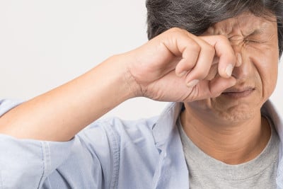 中年男子揉痒眼睛