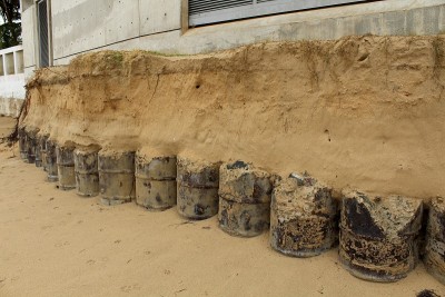 飓风María过后，波多黎各圣胡安海洋公园海滩沿岸的沙子、土壤和地基受到侵蚀