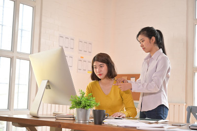 UX UI概念，一个团队开发人员与数字平板电脑和纸与软件开发工作。