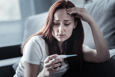 忧心忡忡的女人正在发烧