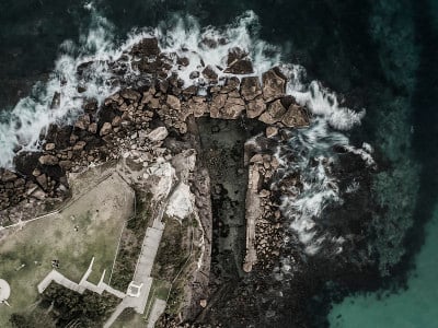 长曝光无人机拍摄的巨浪上贾尔斯浴场岩石澳大利亚悉尼