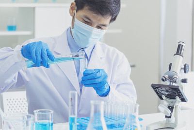 科学家covid-19病毒化学研究实验生物技术抗体样本实验室培养抗病毒疫苗。科学家看显微镜，科学试管