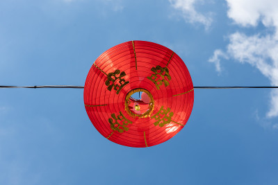 仰望蓝天下的中国灯笼