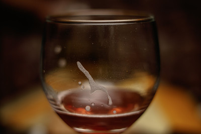 有泡沫的酒杯靠近奶酪板