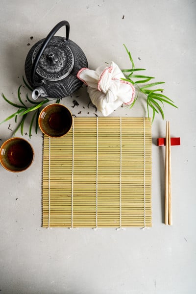 亚洲食物背景与茶具在竹席与复印空间。