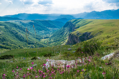 美丽的夏季山区多云景观。Durmitor国家公园。世界遗产。黑山。