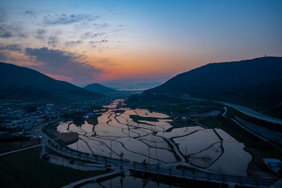 韩国的梯田，稻田与倒影。
