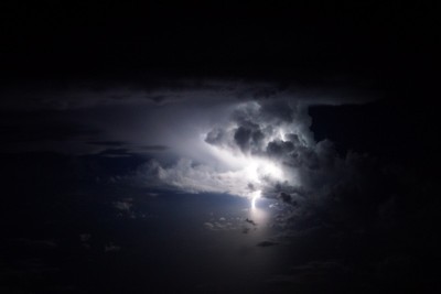 海面上有雷雨和闪电