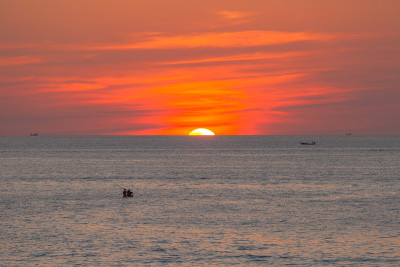 海面上的红色夕阳